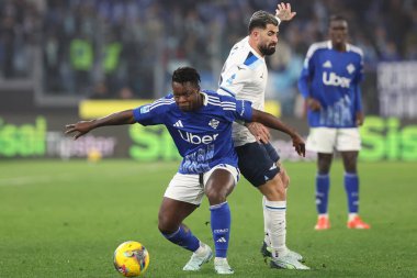 Roma, İtalya 10.01.2025: Como 'dan Ben kone, İtalya futbol şampiyonluğu sırasında Lazio' dan Elseid Hysaj Serie A Enilive 2024-2025 karşılaşmasında SS Lazio Como 1907 Roma 'daki Stadio Olimpico' da karşılaşacak..
