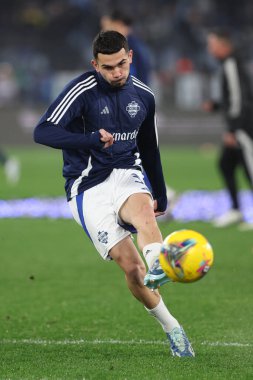 Roma, İtalya 10.01.2025: Como 'dan Lucas Cunha İtalya' nın ısınma turnuvasındaki Serie A Enilive 2024-2025 karşılaşmasında SS Lazio Como 1907 ile Roma 'daki Stadio Olimpico karşılaşmasında.