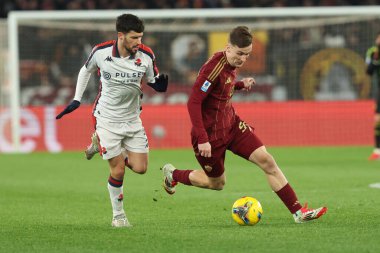 Roma, İtalya 17.01.2025: Cenova 'dan Aaron Martin, İtalya futbol şampiyonluğu sırasında Roman Alexis Saelemaekers Serie A Enilive 2024-2025 karşılaşmasında Roma' daki Stadio Olimpico 'da AS Roma' ya karşı Genoa CFC karşılaşması.
