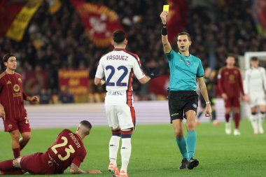 Roma, İtalya 17.01.2025: Hakem Luca Zufferli, İtalya futbol şampiyonası sırasında Cenova 'lı Johan Vasquez için sarı kart çıkardı Serie A Enilive 2024-2025 Roma - Roma' daki Stadio Olimpico 'da Cenova CFC' ye karşı AS Roma.