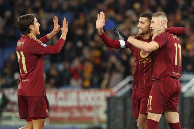 Roma, İtalya 17.01.2025: Romanlardan Artem Dovbyk, Romanlardan Lorenzo Pellegrini 'den 1-0' lık gol attı ve İtalya futbol şampiyonası Serie A Enilive 2024-2025 karşılaşmasında takım arkadaşlarıyla Stadio Olimpico 'da AS Roma ile Cenova CFC karşılaşmasını kutluyor