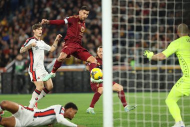 Roma, İtalya 17.01.2025: Romanlardan Artem Dovbyk, Romanlardan Lorenzo Pellegrini 'den 1-0' lık gol attı ve İtalya futbol şampiyonası Serie A Enilive 2024-2025 karşılaşmasında takım arkadaşlarıyla Stadio Olimpico 'da AS Roma ile Cenova CFC karşılaşmasını kutluyor