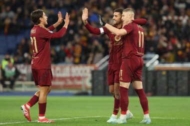 Roma, İtalya 17.01.2025: Romanlardan Artem Dovbyk, Romanlardan Lorenzo Pellegrini 'den 1-0' lık gol attı ve İtalya futbol şampiyonası Serie A Enilive 2024-2025 karşılaşmasında takım arkadaşlarıyla Stadio Olimpico 'da AS Roma ile Cenova CFC karşılaşmasını kutluyor
