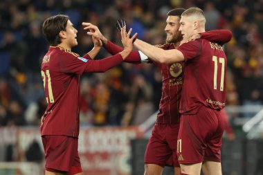 Roma, İtalya 17.01.2025: Romanlardan Artem Dovbyk, Romanlardan Lorenzo Pellegrini 'den 1-0' lık gol attı ve İtalya futbol şampiyonası Serie A Enilive 2024-2025 karşılaşmasında takım arkadaşlarıyla Stadio Olimpico 'da AS Roma ile Cenova CFC karşılaşmasını kutluyor