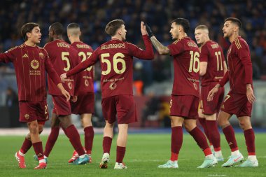 Roma, İtalya 17.01.2025: Romanlardan Artem Dovbyk, Romanlardan Lorenzo Pellegrini 'den 1-0' lık gol attı ve İtalya futbol şampiyonası Serie A Enilive 2024-2025 karşılaşmasında takım arkadaşlarıyla Stadio Olimpico 'da AS Roma ile Cenova CFC karşılaşmasını kutluyor