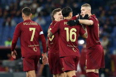 Roma, İtalya 17.01.2025: Romanlardan Artem Dovbyk, Romanlardan Lorenzo Pellegrini 'den 1-0' lık gol attı ve İtalya futbol şampiyonası Serie A Enilive 2024-2025 karşılaşmasında takım arkadaşlarıyla Stadio Olimpico 'da AS Roma ile Cenova CFC karşılaşmasını kutluyor