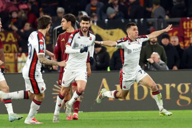 Roma, İtalya 17.01.2025: Cenovalı Patrizio Masini golü attı ve İtalya futbol şampiyonası Serie A Enilive 2024-2025 maçında Roma 'daki Stadio Olimpico' da AS Roma-Genoa CFC karşılaşmasında takımla birlikte kutladı..