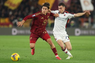 Roma, İtalya 17.01.2025: Roma 'dan Paulo Dybala, İtalya futbol şampiyonluğu sırasında Cenova' dan Patrizio Masini Serie A Enilive 2024-2025 Roma-Cenova CFC karşılaşmasında Roma 'daki Stadio Olimpico' da AS Roma-Genoa karşı.