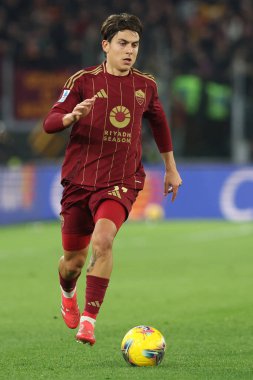 Roma, İtalya 17.01.2025: İtalyan futbolcu Paulo Dybala İtalya Futbol Şampiyonası sırasında Serie A Enilive 2024-2025 AS Romanlar Cenova CFC 'ye karşı Roma' daki Stadio Olimpico 'da oynanan karşılaşma.
