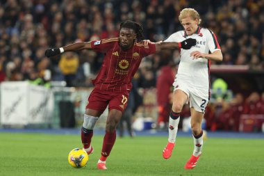 Roma, İtalya 17.01.2025: Roma 'dan Manu Kone, İtalya' dan Cenova 'dan Morten Thorsby İtalya futbol şampiyonasında Serie A Enilive 2024-2025 Roma' dan Cenova CFC 'ye karşı Roma' daki Stadio Olimpico 'da oynanan karşılaşma..