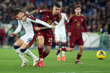 Roma, İtalya 17.01.2025: Cenova 'dan Andrea Pinamonti, İtalya futbol şampiyonluğu sırasında Roma' dan Gianluca Mancini Serie A Enilive 2024-2025 karşılaşmasında Roma 'daki Stadio Olimpico' da AS Roma 'ya karşı Genoa CFC karşılaşması.