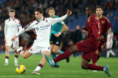Roma, İtalya 17.01.2025: Cenova 'dan Fabio Miretti, İtalya futbol şampiyonasında Roman Evan Ndicka Serie A Enilive 2024-2025 karşılaşmasında Roma' daki Stadio Olimpico 'da AS Roma-Genoa CFC karşılaşması.