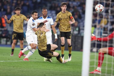 Roma, İtalya 23.01.2025: Lazio 'lu Pedro, Real Sociedad' lı Zubeldia Uefa Avrupa Ligi 2024-2025, 7. gün, SS Lazio ile Real Sociedad de Futbol arasında Roma 'daki Olimpiyat Stadyumu' nda oynanan futbol karşılaşması..