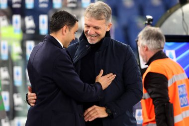 Roma, İtalya 26.01.2025: Raffaele Palladino 'nun Fiorentina teknik direktörü, İtalya futbol şampiyonası Serie A Enilive 2024-2025 SS Fiorentina Calcio' ya karşı Roma 'daki Stadio Olimpico' da oynanan karşılaşmadan önce Marco Baroni teknik direktörü Lazio 'yu selamlayın..