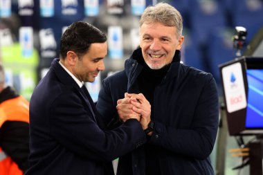 Roma, İtalya 26.01.2025: Raffaele Palladino 'nun Fiorentina teknik direktörü, İtalya futbol şampiyonası Serie A Enilive 2024-2025 SS Fiorentina Calcio' ya karşı Roma 'daki Stadio Olimpico' da oynanan karşılaşmadan önce Marco Baroni teknik direktörü Lazio 'yu selamlayın..
