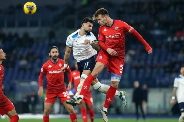 Roma, İtalya 26.01.2025: Lazio 'dan Taty Castellanos, Fiorentina' dan Marin Pongracic İtalyan futbol şampiyonası Serie A Enilive 2024-2025 SS Lazio, Roma 'daki Stadio Olimpico' da Fiorentina Calcio 'ya karşı.