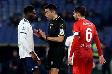 Roma, İtalya 26.01.2025: hakem Rapuano İtalyan futbol şampiyonası Serie A Enilive 2024-2025 SS Lazio 'ya karşı Roma' daki Stadio Olimpico 'da Fiorentina Calcio maçında Lazio' lu Boulaye Dia ile tartıştı.