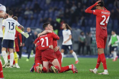 Roma, İtalya 26.01.2025: Fiorentina oyuncuları İtalya 'daki Stadio Olimpico' da oynanan 2024-2025 Serie A Enilive-2025 SS Lazio-Fiorentina Calcio maçının galibiyetini kutluyorlar..