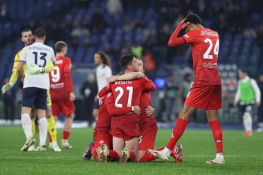 Roma, İtalya 26.01.2025: Fiorentina oyuncuları İtalya 'daki Stadio Olimpico' da oynanan 2024-2025 Serie A Enilive-2025 SS Lazio-Fiorentina Calcio maçının galibiyetini kutluyorlar..