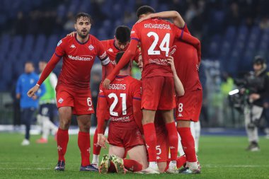 Roma, İtalya 26.01.2025: Fiorentina oyuncuları İtalya 'daki Stadio Olimpico' da oynanan 2024-2025 Serie A Enilive-2025 SS Lazio-Fiorentina Calcio maçının galibiyetini kutluyorlar..