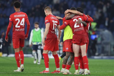 Roma, İtalya 26.01.2025: Fiorentina oyuncuları İtalya 'daki Stadio Olimpico' da oynanan 2024-2025 Serie A Enilive-2025 SS Lazio-Fiorentina Calcio maçının galibiyetini kutluyorlar..