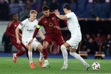 Roma, İtalya 30.01.2025: Eintracht Frankfurt 'tan Hugo Larsson, Uefa Avrupa Ligi 2024-2025 döneminde Romanlardan Lorenzo Pellegrini, Roma' daki Olimpiyat Stadyumu 'nda AS Roman Eintracht Frankfurt' a karşı oynanan futbol karşılaşması.