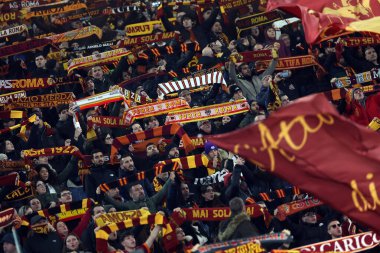Roma, İtalya 30.01.2025: Roman taraftarlar Uefa Avrupa Ligi 2024-2025 yıllarında eşarp taktılar, AS Roman Eintracht Frankfurt 'a karşı Roma Olimpiyat Stadyumu' nda oynanan futbol karşılaşması.