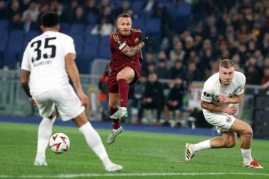 Roma, İtalya 30.01.2025: Roman Angelino, Eintracht Frankfurt 'lu Rasmus Kristensen Uefa Avrupa Ligi 2024-2025 yıllarında, AS Roman Eintracht Frankfurt' a karşı Roma Olimpiyat Stadyumu 'nda oynanan futbol karşılaşması.