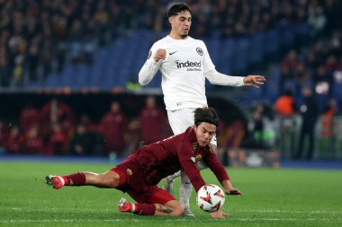Roma, İtalya 30.01.2025: Romanlardan Paulo Dybala, Uefa Avrupa Ligi 2024-2025 yıllarında Eintracht Frankfurt 'tan Fares Chaibi, Roma' daki Olimpiyat Stadyumu 'nda AS Roman Eintracht Frankfurt' a karşı oynanan futbol karşılaşması.
