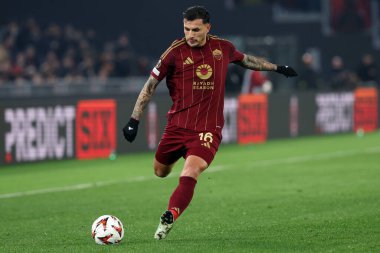 Roma, İtalya 30.01.2025: Uefa Avrupa Ligi 2024-2025 döneminde Roma 'dan Leandro Paredes, Roma' daki Olimpiyat Stadyumu 'nda AS Roman Eintracht Frankfurt' a karşı oynanan futbol karşılaşması.