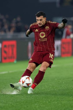 Roma, İtalya 30.01.2025: Uefa Avrupa Ligi 2024-2025 döneminde Roma 'dan Leandro Paredes, Roma' daki Olimpiyat Stadyumu 'nda AS Roman Eintracht Frankfurt' a karşı oynanan futbol karşılaşması.