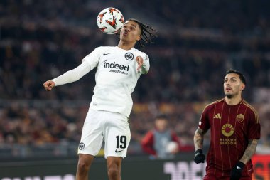Roma, İtalya 30.01.2025: Eintracht Frankfurt 'tan Jean-Matteo Bahoya, Uefa Avrupa Ligi 2024-2025 döneminde Roma' dan Leandro Paredes, Roma 'daki Olimpiyat Stadyumu' nda AS Roman Eintracht Frankfurt 'a karşı oynanan futbol karşılaşması.