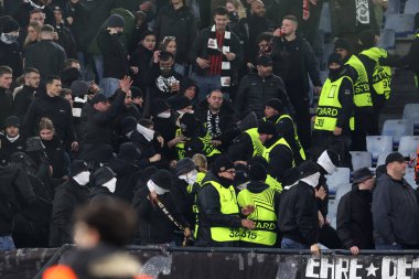 Roma, İtalya 30.01.2025: Tribünlerdeki taraftarlar ve Uefa Avrupa Ligi 2024-2025 yıllarında polisin gelişi, AS Roman Eintracht Frankfurt 'a karşı Roma Olimpiyat Stadyumu' nda oynanan futbol karşılaşması.