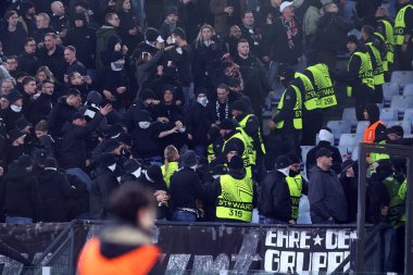 Roma, İtalya 30.01.2025: Tribünlerdeki taraftarlar ve Uefa Avrupa Ligi 2024-2025 yıllarında polisin gelişi, AS Roman Eintracht Frankfurt 'a karşı Roma Olimpiyat Stadyumu' nda oynanan futbol karşılaşması.