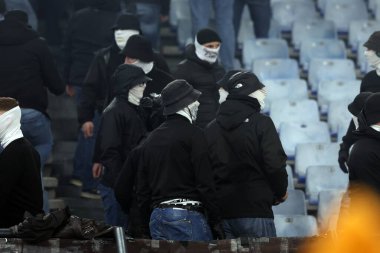 Roma, İtalya 30.01.2025: Tribünlerdeki taraftarlar ve Uefa Avrupa Ligi 2024-2025 yıllarında polisin gelişi, AS Roman Eintracht Frankfurt 'a karşı Roma Olimpiyat Stadyumu' nda oynanan futbol karşılaşması.