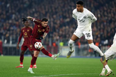 Roma, İtalya 30.01.2025: Eintracht Frankfurt takımından Leandro Paredes, Uefa Avrupa Ligi 2024-2025 sezonunda Roma 'daki Olimpiyat Stadyumu' nda AS Roman Eintracht Frankfurt 'a karşı oynanan futbol karşılaşması..