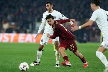 Roma, İtalya 30.01.2025: Eintracht Frankfurt 'tan Ellyes Skhiri, Uefa Avrupa Ligi 2024-2025 döneminde Roman Paulo Dybala, Roma' daki Olimpiyat Stadyumu 'nda AS Roman Eintracht Frankfurt' a karşı oynanan futbol karşılaşması.