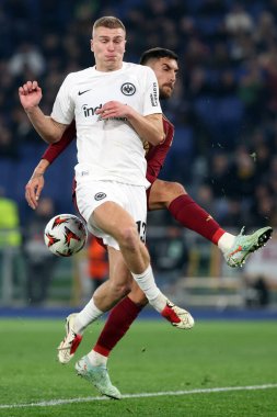 Roma, İtalya 30.01.2025: Eintracht Frankfurt 'tan Rasmus Kristensen, Uefa Avrupa Ligi 2024-2025 yıllarında Romanlardan Lorenzo Pellegrini, Roma' daki Olimpiyat Stadyumu 'nda AS Roman Eintracht Frankfurt' a karşı oynanan futbol karşılaşması.