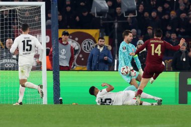 Roma, İtalya 30.01.2025: Roman Eldor Shomurodov, Uefa Avrupa Ligi 2024-2025 sezonunda Roma 'daki Olimpiyat Stadyumu' nda AS Roman Eintracht Frankfurt 'a karşı oynanan futbol karşılaşmasında golü attı ve takımla birlikte kutladı..