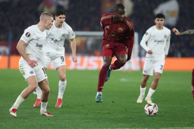 Roma, İtalya 30.01.2025: Eintracht Frankfurt 'tan Rasmus Kristensen, Eintracht Frankfurt' tan Igor Matanoviç, Uefa Avrupa Ligi 2024-2025 yıllarında Roman Evan Ndicka, Roma 'daki Olimpiyat Stadyumu' nda AS Roman Eintracht Frankfurt 'a karşı oynanan futbol karşılaşması.