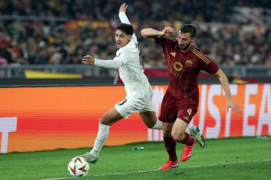 Roma, İtalya 30.01.2025: Eintracht Frankfurt 'tan Fares Chaibi, Uefa Avrupa Ligi 2024-2025 yıllarında Roman Bryan Cristante, Roma' daki Olimpiyat Stadyumu 'nda AS Roman Eintracht Frankfurt' a karşı oynanan futbol karşılaşması.