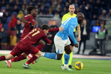 Roma, İtalya 02.02.2025: Romanlardan Manu Kone, Romanlardan Niccolo Pisilli, İtalya futbol şampiyonası sırasında Napoli 'den Romelu Lukaku Serie A Enilive 2024-2025 Roma-SSC Napoli karşılaşması 2 Şubat 2025' te Roma 'daki Stadio Olimpico' da SSC Napoli 'ye karşı.