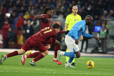 Roma, İtalya 02.02.2025: Romanlardan Manu Kone, Romanlardan Niccolo Pisilli, İtalya futbol şampiyonası sırasında Napoli 'den Romelu Lukaku Serie A Enilive 2024-2025 Roma-SSC Napoli karşılaşması 2 Şubat 2025' te Roma 'daki Stadio Olimpico' da SSC Napoli 'ye karşı.