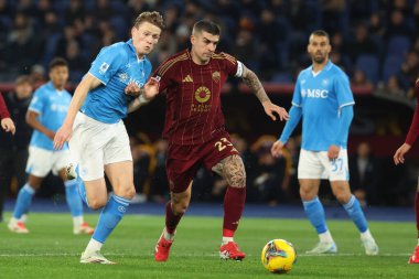 Roma, İtalya 02.02.2025: Napoli 'den Scott Mctominay, İtalya futbol şampiyonluğu sırasında Roma' dan Gianluca Mancini Serie A Enilive 2024-2025 Roma-SSC Napoli karşılaşması 2 Şubat 2025 'te Roma' daki Stadio Olimpico 'da.
