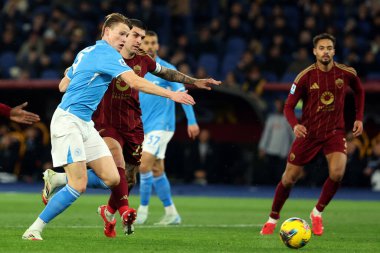 Roma, İtalya 02.02.2025: Napoli 'den Scott Mctominay, İtalya futbol şampiyonluğu sırasında Roma' dan Gianluca Mancini Serie A Enilive 2024-2025 Roma-SSC Napoli karşılaşması 2 Şubat 2025 'te Roma' daki Stadio Olimpico 'da.