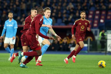 Roma, İtalya 02.02.2025: Napoli 'den Scott Mctominay, İtalya futbol şampiyonluğu sırasında Roma' dan Gianluca Mancini Serie A Enilive 2024-2025 Roma-SSC Napoli karşılaşması 2 Şubat 2025 'te Roma' daki Stadio Olimpico 'da.