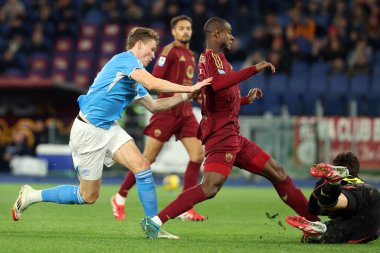 Roma, İtalya 02.02.2025: Napoli 'den Scott Mctominay, Roma' dan Evan Ndicka, İtalya futbol şampiyonası sırasında Roma 'dan Mile Svilar Serie A Enilive 2024-2025 Roma-SSC Napoli karşılaşması 2 Şubat 2025' te Roma 'daki Stadio Olimpico' da.