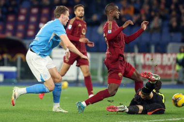 Roma, İtalya 02.02.2025: Napoli 'den Scott Mctominay, Roma' dan Evan Ndicka, İtalya futbol şampiyonası sırasında Roma 'dan Mile Svilar Serie A Enilive 2024-2025 Roma-SSC Napoli karşılaşması 2 Şubat 2025' te Roma 'daki Stadio Olimpico' da.