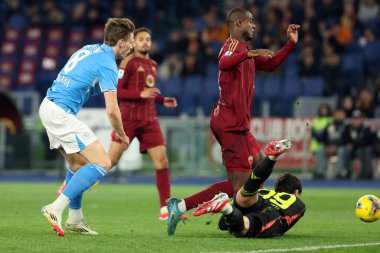 Roma, İtalya 02.02.2025: Napoli 'den Scott Mctominay, Roma' dan Evan Ndicka, İtalya futbol şampiyonası sırasında Roma 'dan Mile Svilar Serie A Enilive 2024-2025 Roma-SSC Napoli karşılaşması 2 Şubat 2025' te Roma 'daki Stadio Olimpico' da.