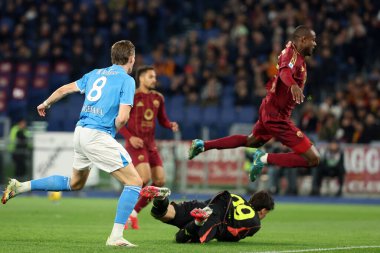 Roma, İtalya 02.02.2025: Napoli 'den Scott Mctominay, Roma' dan Evan Ndicka, İtalya futbol şampiyonası sırasında Roma 'dan Mile Svilar Serie A Enilive 2024-2025 Roma-SSC Napoli karşılaşması 2 Şubat 2025' te Roma 'daki Stadio Olimpico' da.